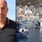Συμβολικός αποκλεισμός του λιμανιού της Καλύμνου από την παράκτια αλιεία και τους ξιφιάδες – Με ελληνικές σημαίες, πυρσούς και σφυρίγματα στέλνουν μήνυμα επιβίωσης